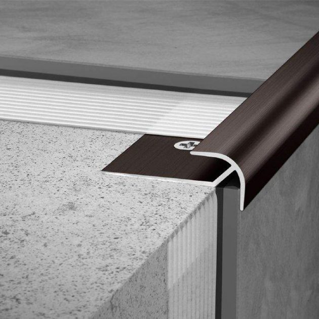 Elastīgo segumu profils VINPRO-RO stūriem tiek izmantots elegantai stūru apdarei. Piemērots LVT, PVC vai cita veida dizaina segumiem.