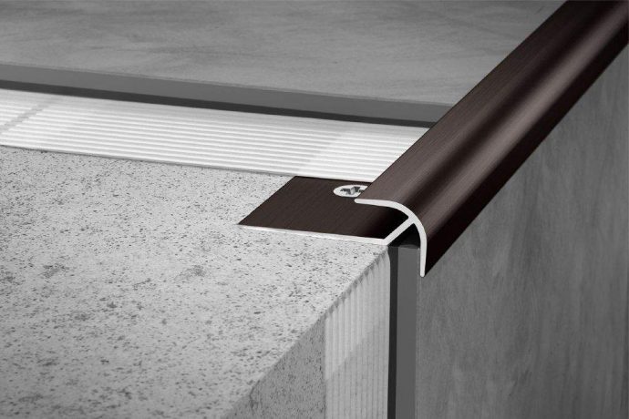 Elastīgo segumu profils VINPRO-RO stūriem tiek izmantots elegantai stūru apdarei. Piemērots LVT, PVC vai cita veida dizaina segumiem.