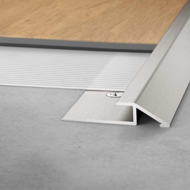 Elastīgo segumu profils VINPRO-U. Tas piemērots bezpakāpju pārejai no elastīgajiem grīdas segumiem uz blakus esošajiem zemākiem grīdas segumiem.
