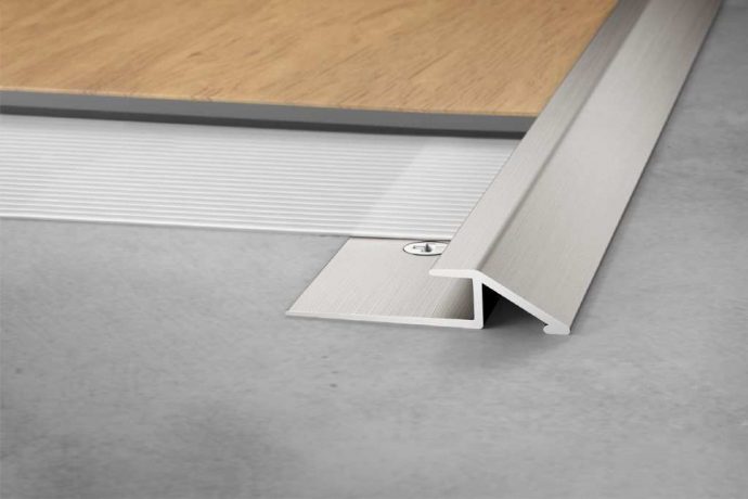 Elastīgo segumu profils VINPRO-U. Tas piemērots bezpakāpju pārejai no elastīgajiem grīdas segumiem uz blakus esošajiem zemākiem grīdas segumiem.