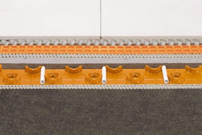 Ūdens apkures grīdas Schluter BEKOTEC-EN12 FK ir siltās grīdas konstrukcija lai  izveidotu ne plaisājošu, funkcionāli drošu, peldošo un apsildāmo klonu